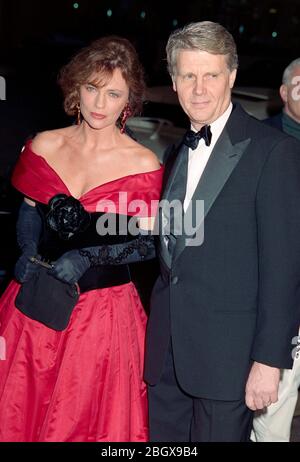 LOS ANGELES, CA. c. 1992: James Fox et Jacqueline Bisset. Photo du fichier © Paul Smith/Featureflash Banque D'Images