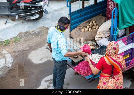 Jodhpur, Rajashtbn, Inde. 20 avril 2020. Les gens qui achètent de la nourriture, le service de livraison à domicile en raison de la fermeture, de l'éclosion de Coronavirus, de COVID-19 en inde. Banque D'Images