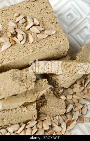 Halva de tournesol sur plaque, gros plan Banque D'Images