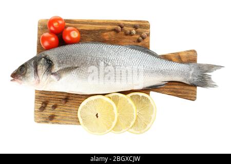 Poisson frais cru sur le tableau de découpe et ingrédients alimentaires isolés sur blanc Banque D'Images