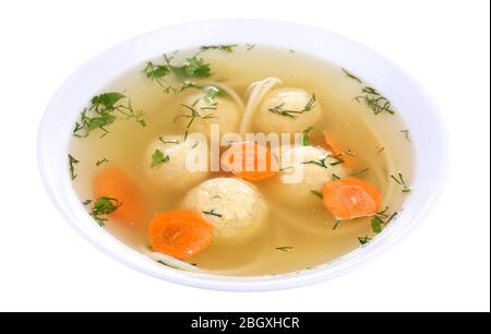 Soupe aux boulettes de viande et nouilles dans un bol isolé sur blanc Banque D'Images