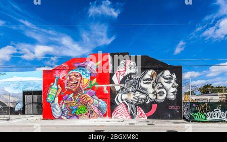 Un entrepôt de stockage décoré de graffitis colorés, Wynwood Art District, Miami, Floride, États-Unis. Banque D'Images