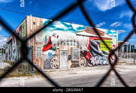 Un entrepôt de déroute avec décoration graffitis vue à travers , et décoré avec des graffitis colorés, Wynwood Art District, Miami, Floride, États-Unis. Banque D'Images