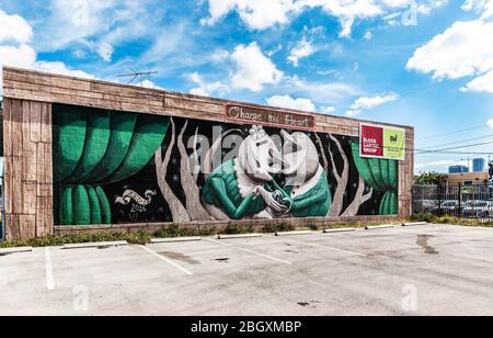 Un entrepôt de stockage à louer, décoré de graffitis colorés, Wynwood Art District, Miami, Floride, États-Unis. Banque D'Images