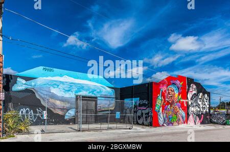 Un entrepôt de stockage décoré de graffitis colorés, Wynwood Art District, Miami, Floride, États-Unis. Banque D'Images