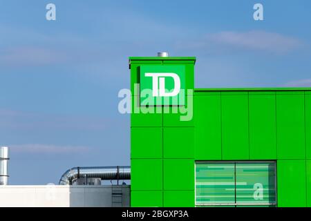 Logo TD Canada Trust au sommet d'un endroit, dans un après-midi ensoleillé près de Toronto. Banque D'Images