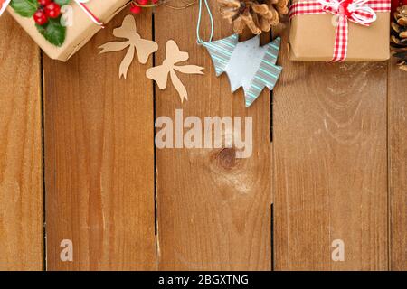 Belle composition de Noël avec des cadeaux faits à la main sur fond de bois Banque D'Images