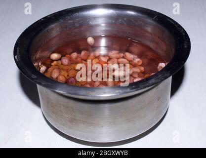 protéines nutrition arachides et gramme, grain frais à haute teneur en fibres dans l'eau profonde pour un petit déjeuner sain Banque D'Images