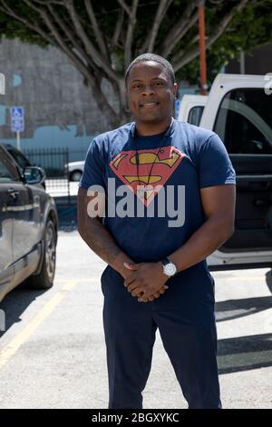 Los Angeles, CA/USA - 22 avril 2020: Joe Collins, candidat du Congrès, organisateur de la manifestation de quarantaine de l'opération Gridlock à Los Angeles, est tout simplement befo Banque D'Images