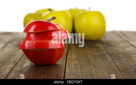 Couper la pomme sur la table en bois avec d'autres pommes isolées sur fond blanc Banque D'Images