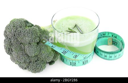 Verre de jus vert frais avec centimètre et brocoli isolé sur blanc Banque D'Images