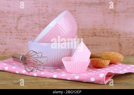 Ustensiles de cuisine modernes pour la cuisson sur fond en bois couleur Banque D'Images