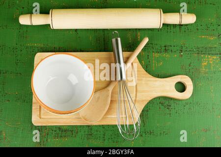 Ustensiles de cuisine pour la cuisson sur fond en bois couleur Banque D'Images