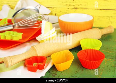 Ustensiles de cuisine pour la cuisson sur fond en bois couleur Banque D'Images