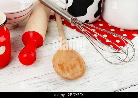 Ustensiles de cuisine pour la cuisson sur fond en bois couleur Banque D'Images