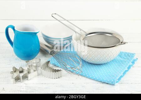 Ustensiles de cuisine pour la cuisson sur fond en bois couleur Banque D'Images