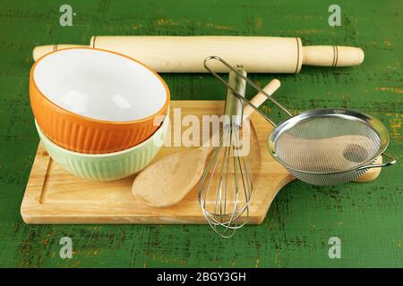 Ustensiles de cuisine pour la cuisson sur fond en bois couleur Banque D'Images