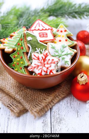 Biscuits au pain d'épices avec décoration de Noël sur fond de table en bois couleur Banque D'Images