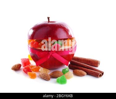 Pomme rouge farcie de fruits secs avec cannelle et amande isolée sur blanc Banque D'Images