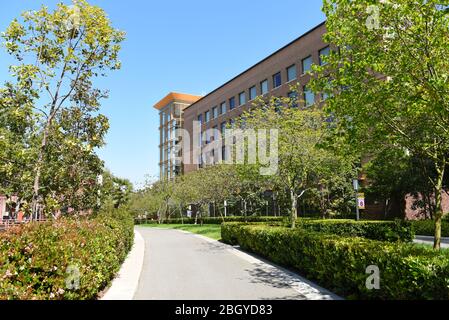 IRIVNE, CALIFORNIE - 21 AVRIL 2020: INGÉNIERIE. Hall sur le campus de l'Université de Californie Irvine, UCI. Banque D'Images