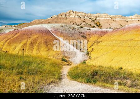 Sentier de randonnée vers les Yellow Mounds, parc national des Badlands, Dakota du Sud, États-Unis.