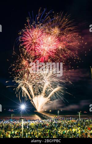 Une grande foule regarde les feux d'artifice lors des célébrations de la Saint-Sylvestre à Glenelg, en Australie méridionale Banque D'Images