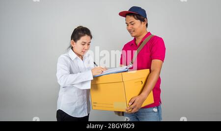 Les femmes asiatiques sont signées document pour recevoir des articles du personnel de fret après l'achat de la nouvelle maison et le déplacement de la maison dans le concept de service de livraison Banque D'Images
