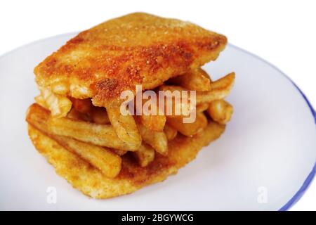 Filet de poisson pané et pommes de terre sur plaque isolée sur blanc Banque D'Images