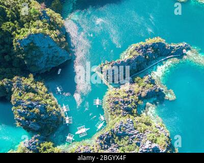 Vue imprenable sur le magnifique lagon de l'île de Coron, l'eau claire turquoise et les vues à couper le souffle. Banque D'Images