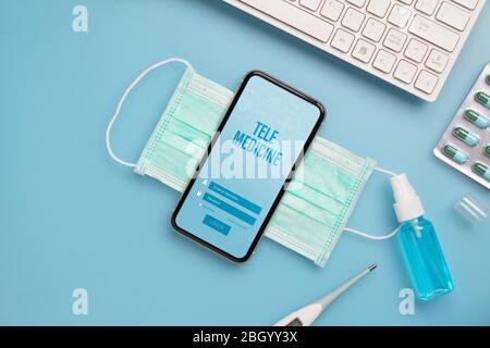 Concept de contexte d'application en ligne de télémédecine. Téléphone mobile Mockup pour l'application du système de télémédecine avec masques faciaux, thermométrique clinique Banque D'Images