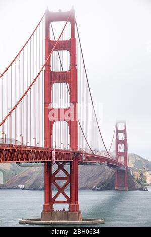 Gros plan sur le pont du Golden Gate dans un ciel nuageux jour vu du point de vue du centre d'accueil Banque D'Images