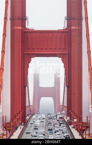 San Francisco, CA, 17 juin 2019 : vue symétrique du pont du Golden Gate par une journée de brouillard avec circulation fluide dans toutes les voies Banque D'Images