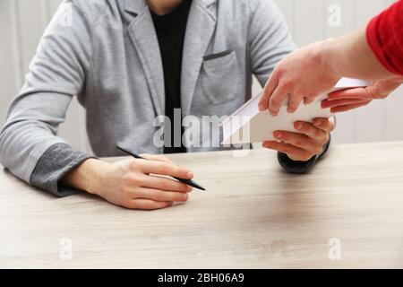 Auteur signe autographe dans son propre livre à table en bois sur fond blanc planks Banque D'Images