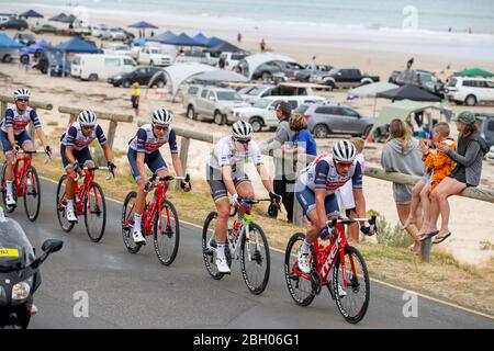 ADÉLAÏDE, AUSTRALIE MÉRIDIONALE - 26 JANVIER 2020 : l'équipe Trek-Segafredo dirige le peleton à Aldinga Beach à l'étape 6 de McLaren Vale à Willunga Hill Banque D'Images