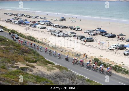 ADÉLAÏDE, AUSTRALIE MÉRIDIONALE - 26 JANVIER 2020 : groupe de départ du peleton à Aldinga Beach à l'étape 6 de McLaren Vale à Willunga Hill des 2 Banque D'Images