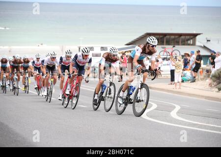 ADÉLAÏDE, AUSTRALIE MÉRIDIONALE - 26 JANVIER 2020 : Ben Gasauer, de l' AG 2, la Mondiale, dirige le peleton à Aldinga Beach à l'étape 6 de McLaren Vale à Wera Banque D'Images