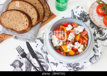 Salade saine avec poivre grillé, tomates, straciatella, herbes et graines de citrouille. Concept de saine alimentation. Banque D'Images