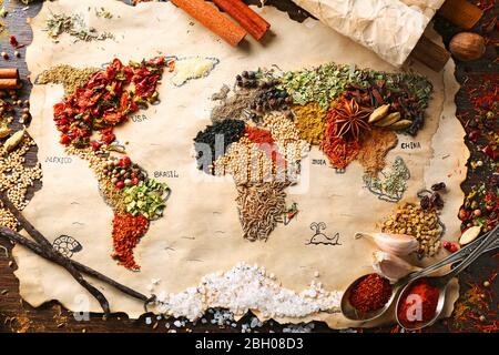 Carte du monde faite de différents types d'épices sur fond de bois Banque D'Images