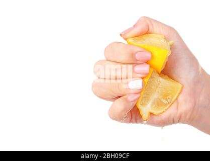 Main féminine, contact avec le citron isolé sur blanc Banque D'Images