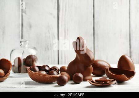 Oeufs de Pâques au chocolat sur fond en bois couleur Banque D'Images