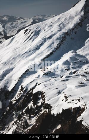 Chalets au sommet des alpes suisses en hiver. Banque D'Images