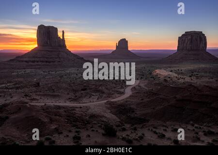 Un lever de soleil emblématique et coloré à Monument Valley, vu du point de vue Banque D'Images