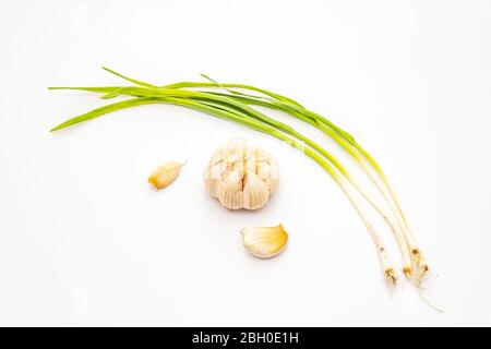 Légumes verts, tête et gousses d'ail frais isolés sur fond blanc. Ingrédient traditionnel pour la cuisine Banque D'Images
