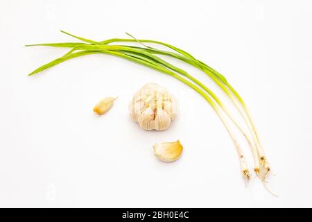 Légumes verts, tête et gousses d'ail frais isolés sur fond blanc. Ingrédient traditionnel pour la cuisine Banque D'Images