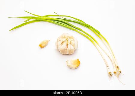 Légumes verts, tête et gousses d'ail frais isolés sur fond blanc. Ingrédient traditionnel pour la cuisine Banque D'Images