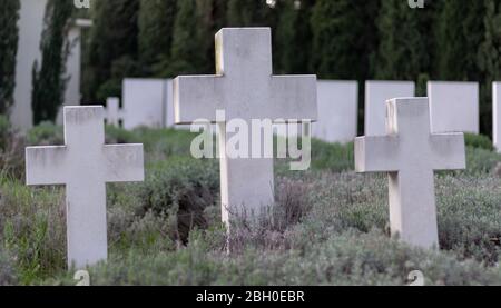 Une grande croix et deux petits soldats qui marquent une tombe inconnue pour la guerre mondiale allemande tombée. Cimetière public à Split, Croatie Banque D'Images
