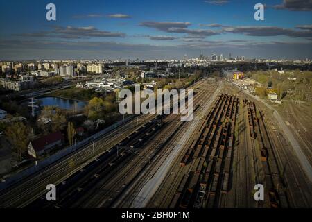 Pékin, Chine. 21 avril 2020. Une cour de chemin de fer est vue à Varsovie, en Pologne, le 21 avril 2020. Les expéditions de toute la Pologne seront transportées vers Malaszewicze dans l'est de la Pologne. De là, les produits alimentaires arriveront dans la ville de Xi'an en Chine centrale en 14 jours, a déclaré la société dans une déclaration. Par le passé, les exportations polonaises vers la Chine avaient été transportées par air et par mer. Crédit: Jaap Arrens/Xinhua/Alay Live News Banque D'Images