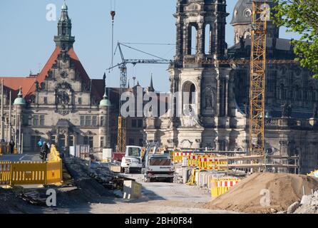 Dresde, Allemagne. 23 avril 2020. Les véhicules de construction sont situés sur un chantier de construction à Augustusbrücke. Le même jour, le ministre de la construction de Saxe Schmidt veut visiter le chantier de construction sur le pont. Crédit: Sebastian Kahnert/dpa-Zentralbild/dpa/Alay Live News Banque D'Images