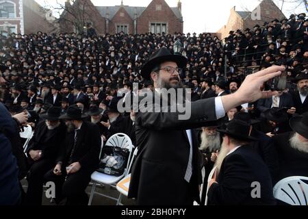 Manhattan, États-Unis d'Amérique. 27 novembre 2016. NEW YORK, NY - 27 NOVEMBRE : des milliers de rabbins Hasidic barbu, vêtus de vêtements Hasidic traditionnels, se trouvent à l'extérieur de leur siège mondial pour leur « photo de classe » devant le QG de Chabad-Lubavitch, 770 Eastern Pkwy, Brooklyn, le 27 novembre 2016 à New York personnes : Chabad-Lubavitch crédit : Groupe médias tempêtes/Alay Live News Banque D'Images