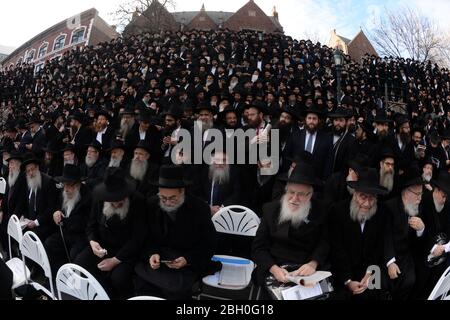 Manhattan, États-Unis d'Amérique. 27 novembre 2016. NEW YORK, NY - 27 NOVEMBRE : des milliers de rabbins Hasidic barbu, vêtus de vêtements Hasidic traditionnels, se trouvent à l'extérieur de leur siège mondial pour leur « photo de classe » devant le QG de Chabad-Lubavitch, 770 Eastern Pkwy, Brooklyn, le 27 novembre 2016 à New York personnes : Chabad-Lubavitch crédit : Groupe médias tempêtes/Alay Live News Banque D'Images